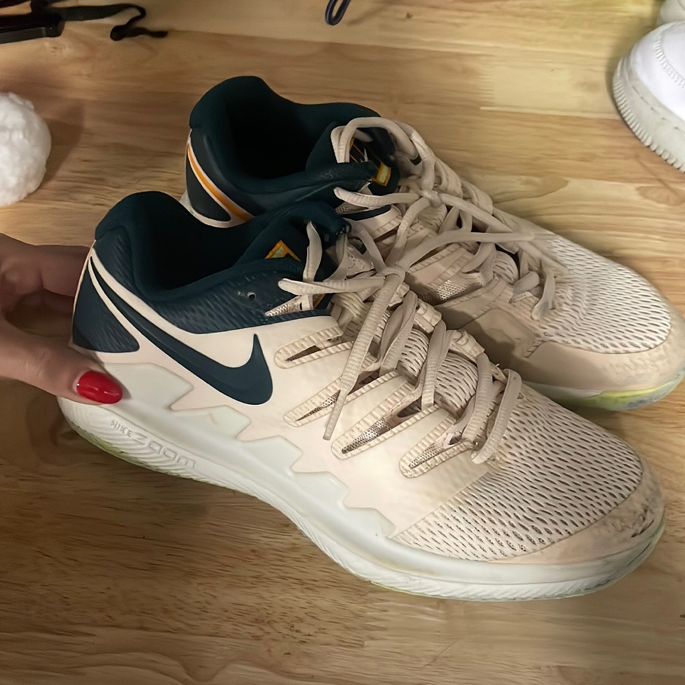 Tennis court shoes, Nike